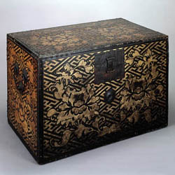 黒漆牡丹菱万字文箔絵長櫃